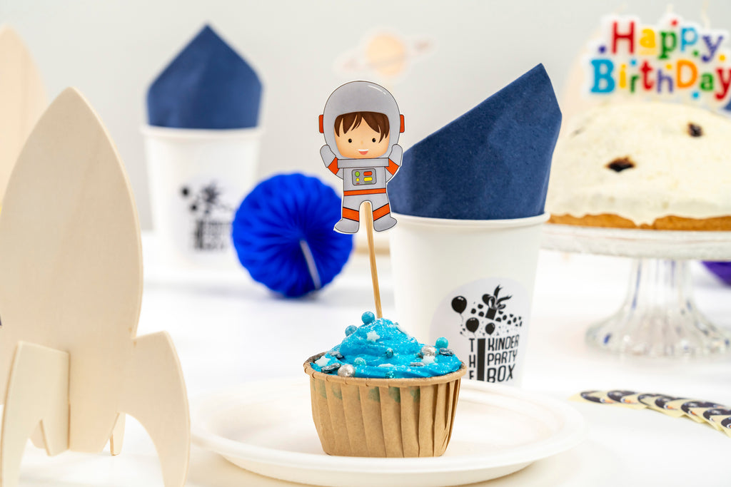 Kinderparty, Kindergeburtstag, Astronaut, Mottoparty, Feiern, Spielideen, The Kinder Party Box, Einladungskarte, Kuchenrezepte